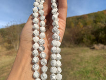 Charger l'image dans la galerie, Perles en howlite, forme diamant entre 6 et 10mm
