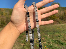 Charger l'image dans la galerie, Perles en quartz avec inclusions de tourmaline forme carré entre 5 et 9mm