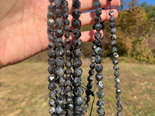 Charger l'image dans la galerie, Perles en larvikite, forme diamant entre 6 et 10mm