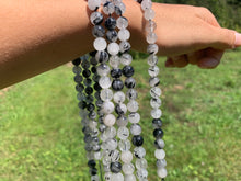 Charger l'image dans la galerie, Perles en quartz avec inclusions de tourmaline entre 4 et 12mm, QTU