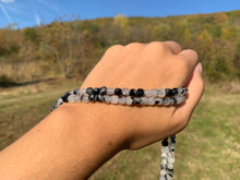 Charger l'image dans la galerie, Perles en quartz avec inclusions de tourmaline forme carré entre 5 et 9mm