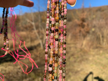 Charger l'image dans la galerie, Perles en tourmaline multicolore entre 3 et 4mm