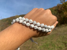 Charger l'image dans la galerie, Perles en howlite, forme diamant entre 6 et 10mm