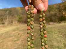 Charger l'image dans la galerie, Perles en unakite, forme diamant entre 6 et 10mm