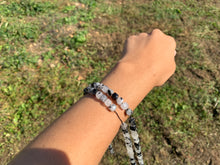 Charger l'image dans la galerie, Perles en quartz avec inclusions de tourmaline forme carré entre 5 et 9mm