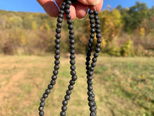 Charger l'image dans la galerie, Perles en pierre de lave entre 4 et 16mm