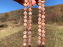 Charger l'image dans la galerie, Perles en pierre de lune pêche, forme diamant entre 8 et 10mm