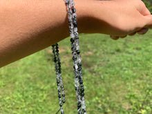 Charger l'image dans la galerie, Perles en quartz avec inclusions de tourmaline entre 4 et 10mm, QTD