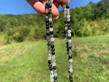 Charger l'image dans la galerie, Perles en quartz avec inclusions de tourmaline entre 4 et 12mm, QTU