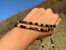 Charger l'image dans la galerie, Perles en oeil de tigre mélangé avec de l'oeil de faucon, forme diamant entre 6 et 10mm