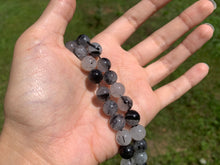 Charger l'image dans la galerie, Perles en quartz avec inclusions de tourmaline entre 4 et 12mm, QTU