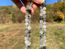 Charger l'image dans la galerie, Perles en quartz avec inclusions de tourmaline forme diamant entre 6 et 10mm