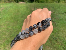 Charger l'image dans la galerie, Perles en quartz avec inclusions de tourmaline entre 8 et 12mm, QTT