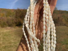 Charger l'image dans la galerie, Perles en nacre blanche forme goutte