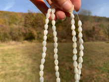 Charger l'image dans la galerie, Perles en nacre blanche forme goutte