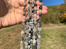 Charger l'image dans la galerie, Perles en quartz avec inclusions de tourmaline forme diamant entre 6 et 10mm