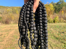 Charger l'image dans la galerie, Perles en pierre de lave entre 4 et 16mm