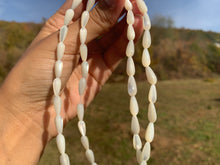 Charger l'image dans la galerie, Perles en nacre forme goutte