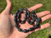 Charger l'image dans la galerie, Perles en hematite, forme bouddha