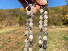 Charger l'image dans la galerie, Perles en quartz avec inclusions de tourmaline forme diamant entre 6 et 10mm