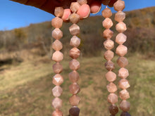 Charger l'image dans la galerie, Perles en pierre de lune pêche, forme diamant entre 8 et 10mm