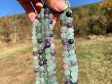 Charger l'image dans la galerie, Perles en fluorite / fluorite mate entre 6 et 10mm