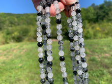 Charger l'image dans la galerie, Perles en quartz avec inclusions de tourmaline entre 4 et 12mm, QTU