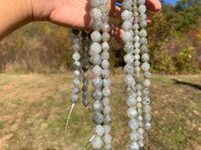 Charger l'image dans la galerie, Perles en labradorite, forme diamant entre 6 et 10mm