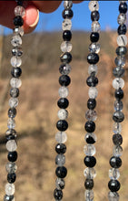 Charger l'image dans la galerie, Quartz avec inclusions de tourmaline facettées 3 x 4mm