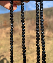Charger l'image dans la galerie, Perles en tourmaline noire, forme carré