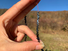 Charger l'image dans la galerie, Perles en hématite forme lune