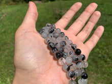 Charger l'image dans la galerie, Perles en quartz avec inclusions de tourmaline entre 4 et 12mm, QTU