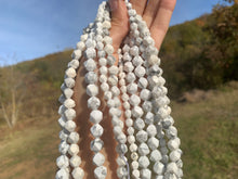 Charger l'image dans la galerie, Perles en howlite, forme diamant entre 6 et 10mm