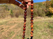 Charger l'image dans la galerie, Perles en oeil de taureau, forme diamant entre 6 et 10mm