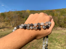 Charger l'image dans la galerie, Perles en quartz avec inclusions de tourmaline forme diamant entre 6 et 10mm