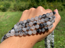 Charger l'image dans la galerie, Perles en quartz avec inclusions de tourmaline entre 4 et 12mm, QTU