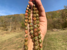 Charger l'image dans la galerie, Perles en unakite, forme diamant entre 6 et 10mm