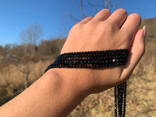Charger l'image dans la galerie, Perles en spinelle noir facetté entre 2 et 4mm