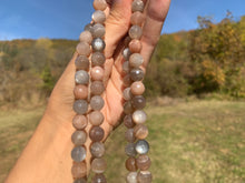 Charger l'image dans la galerie, Perles en pierre de lune multicolore facettée entre 6 et 10mm