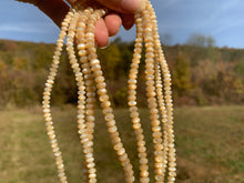 Charger l'image dans la galerie, Perles en nacre beige, forme disque bombé