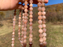 Charger l'image dans la galerie, Perles en pierre de lune pêche, forme diamant entre 8 et 10mm