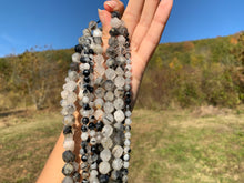 Charger l'image dans la galerie, Perles en quartz avec inclusions de tourmaline forme diamant entre 6 et 10mm