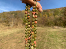 Charger l'image dans la galerie, Perles en unakite, forme diamant entre 6 et 10mm