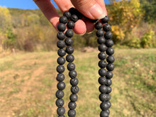 Charger l'image dans la galerie, Perles en pierre de lave entre 4 et 16mm