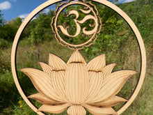 Charger l'image dans la galerie, Lotus avec Om en bois