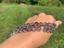 Charger l'image dans la galerie, Perles en quartz avec inclusions de tourmaline entre 4 et 8mm QTQ
