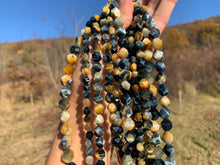 Charger l'image dans la galerie, Perles en oeil de tigre mélangé avec de l'oeil de faucon, forme diamant entre 6 et 10mm
