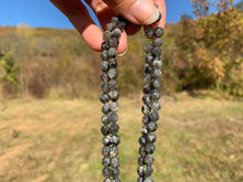 Charger l'image dans la galerie, Perles en larvikite, forme diamant entre 6 et 10mm