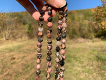 Charger l'image dans la galerie, Perles en rhodonite, forme diamant entre 6 et 10mm