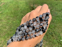 Charger l'image dans la galerie, Perles en quartz avec inclusions de tourmaline entre 8 et 12mm, QTT
